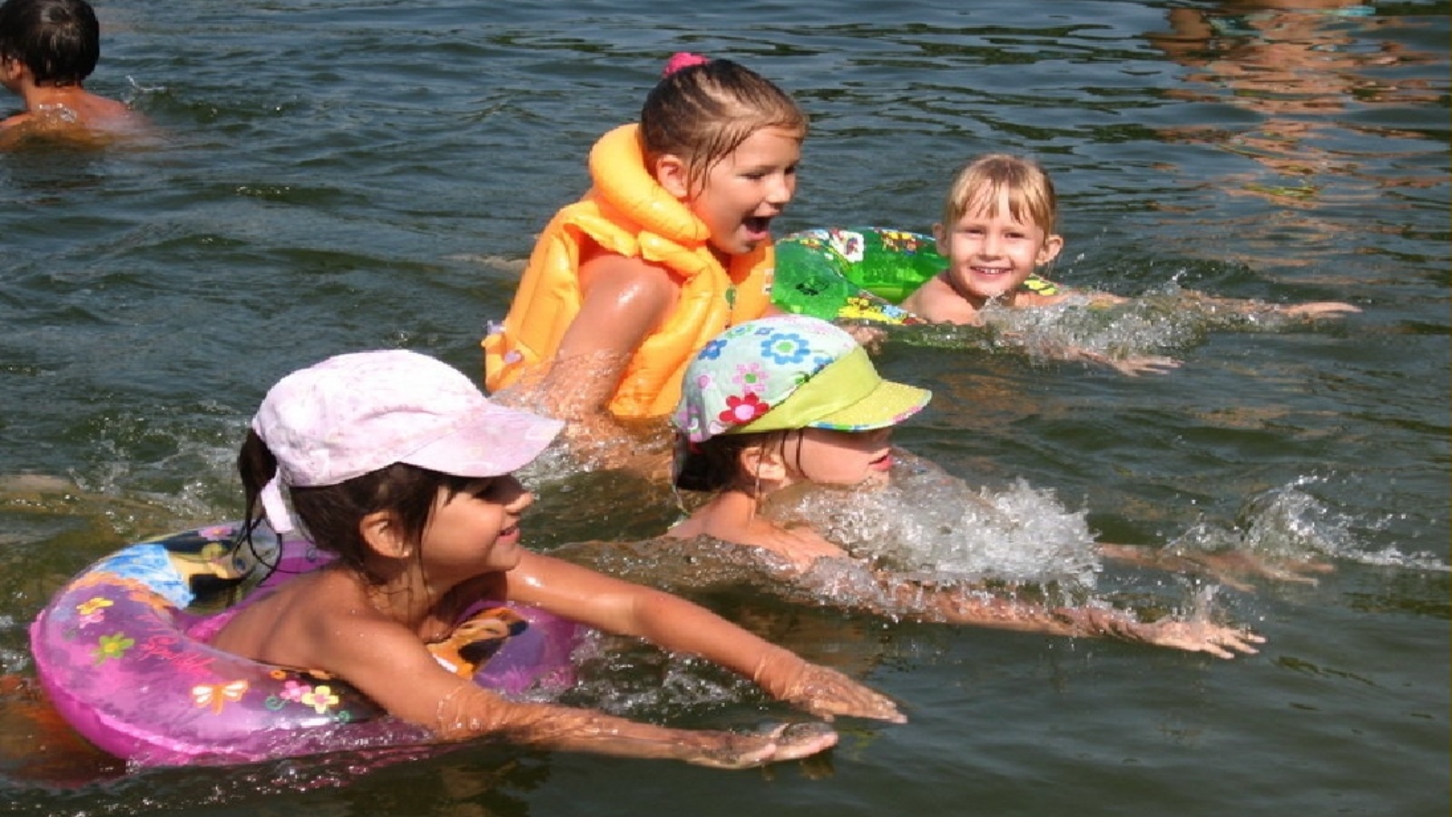 Дети купаются в озере. Купание на речке. Купаемся на речке. Купаться летом. Дети купаются в реке.