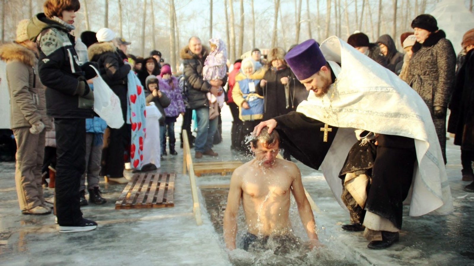 19 января 2025 года. Крещение Руси прорубь. Крещение Господне в России. С Крещением Господним 19 января. Праздник крещение купание в проруби.