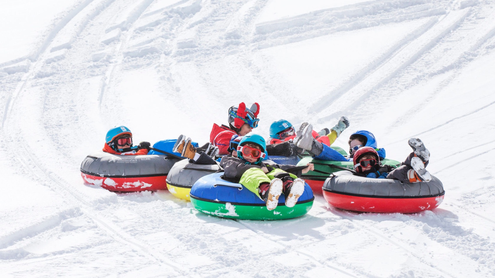 Тюбинги кисловодск. Ангарский экопарк тюбинг. Катание на ватрушкашках. Тюбинг в лагонаки. Долина нарзанов парк тюбинг.