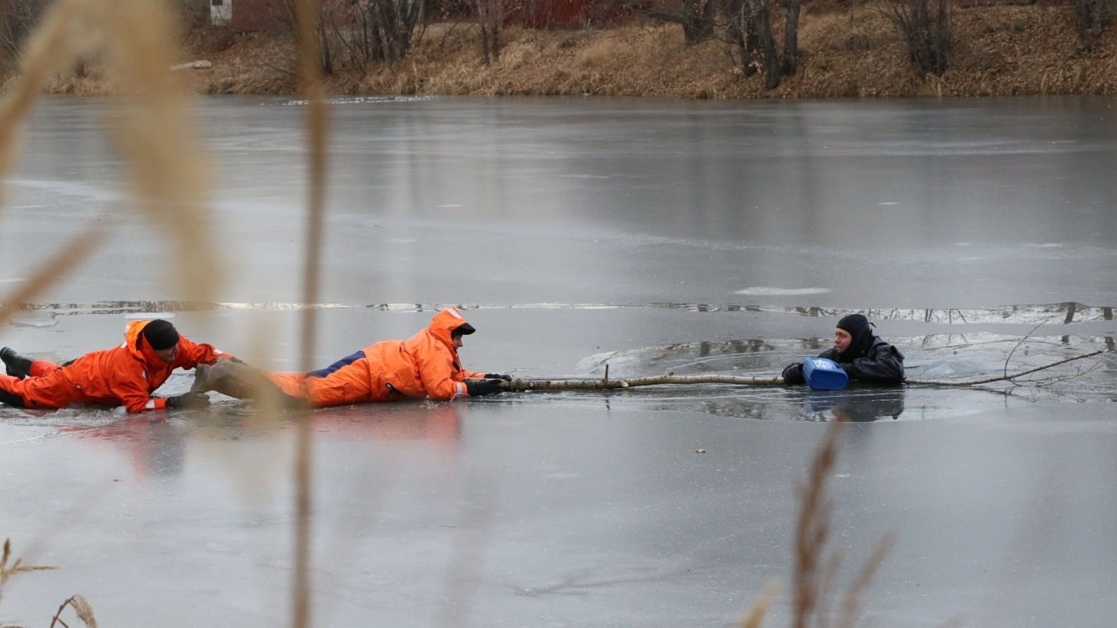 Спасения людей мчс. МЧС России спасение детей на льду. Спасение человека провалившегося под лед. МЧС спасает провалившегося под лед.
