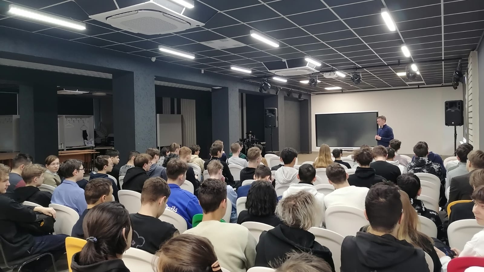 Республиканский центр спортивной медицины. Бинарная лекция в колледже. Казанский медицинский стартап. Центр общественного здоровья и медицинской профилактики. День студента фото.